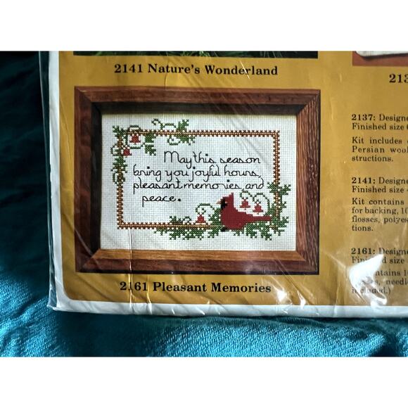 The creative circle 2161 pleasant memories Christmas cross stitch kit - Picture 3 of 5